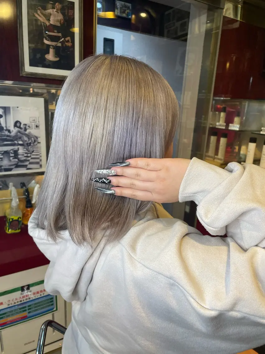 ミディアム カラー シルバー ホワイトシルバー トリートメント 👑派手髪/カット 👑ANRYのヘアスタイル