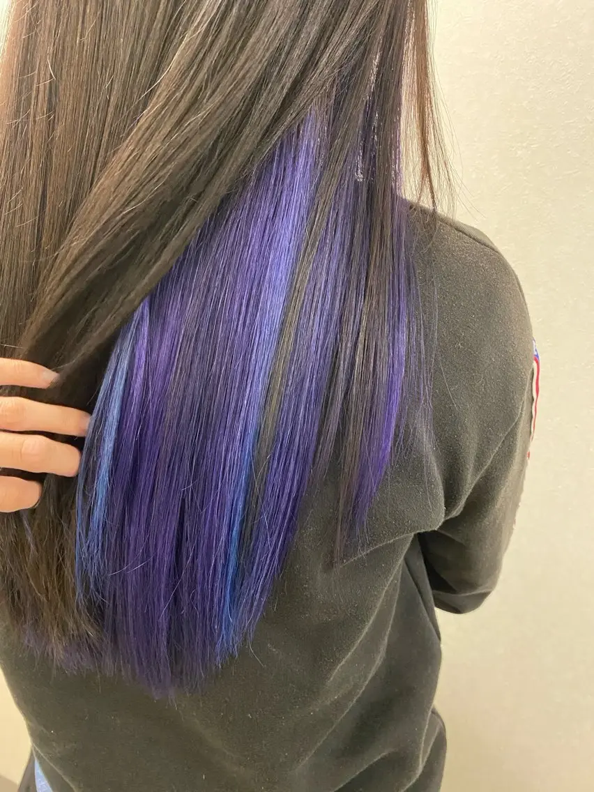 カラー 黒髪 インナーカラー シルバー バイオレットカラー カット ヘアカラー トリートメント 荒木 真希のヘアスタイル