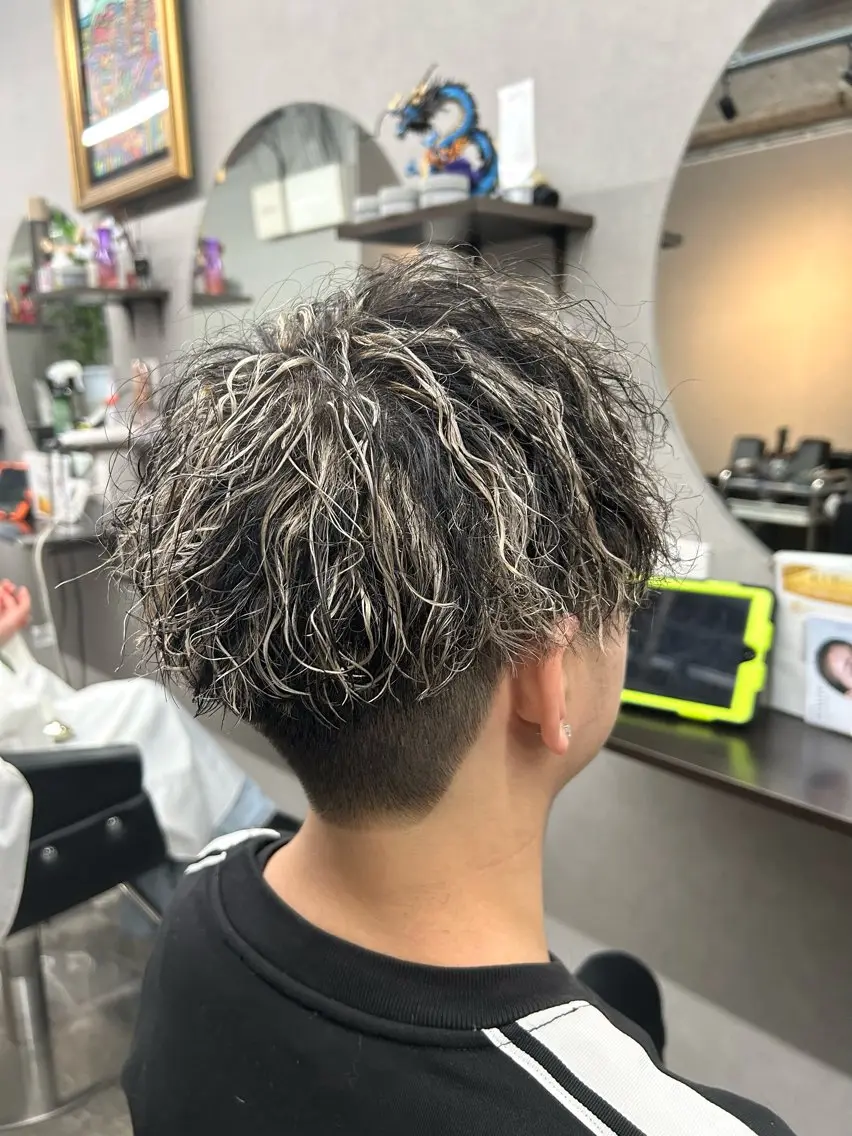 ショート カラー パーマ メンズ カット ヘアカラー パーマ ゲーマー美容師 KENTOのヘアスタイル