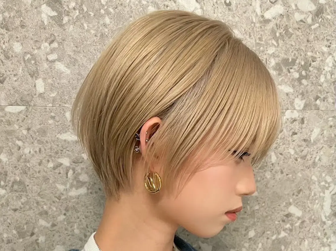 ショート ハイトーン💎 ホワイトベージュ坪谷のヘアスタイル