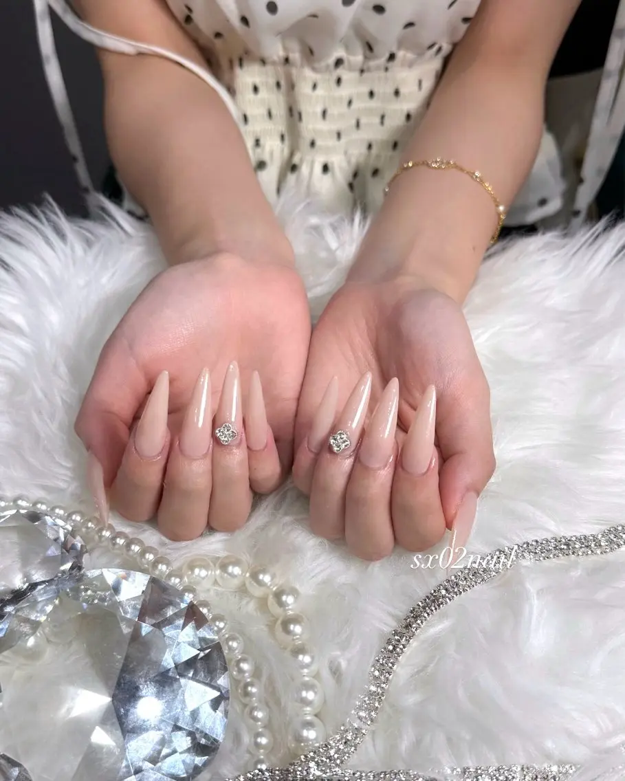 ネイル ハンドネイル 𝑆𝐸𝑅𝐴♡ 大人ギャル ワンホンのネイルデザイン