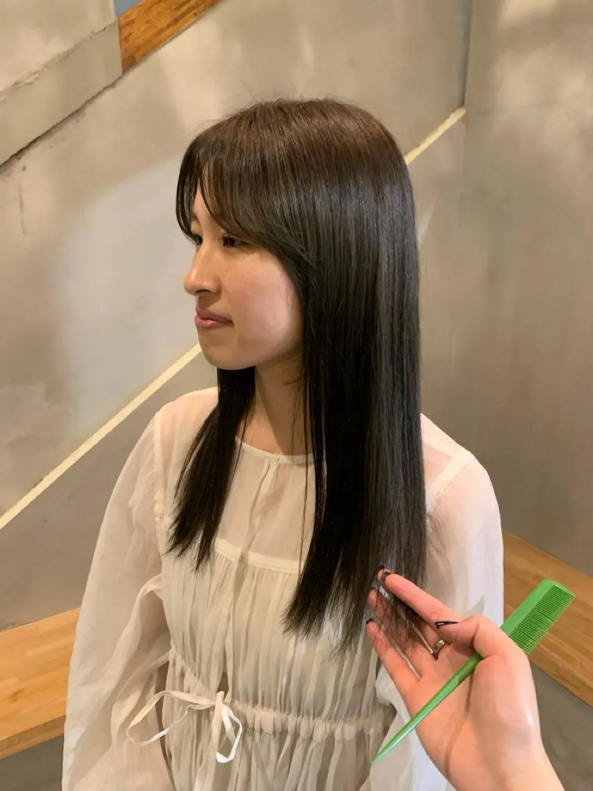 セミロング カラー ベージュカラー 透明感カラー オリーブベージュ 小西 萌々香のヘアスタイル