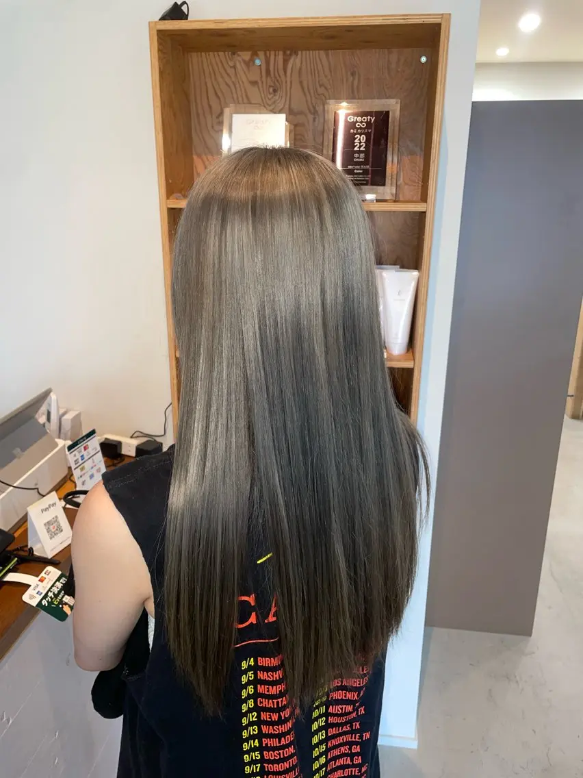 ロング カラー ブリーチ ヘアカラー 林 菜穂実のヘアスタイル