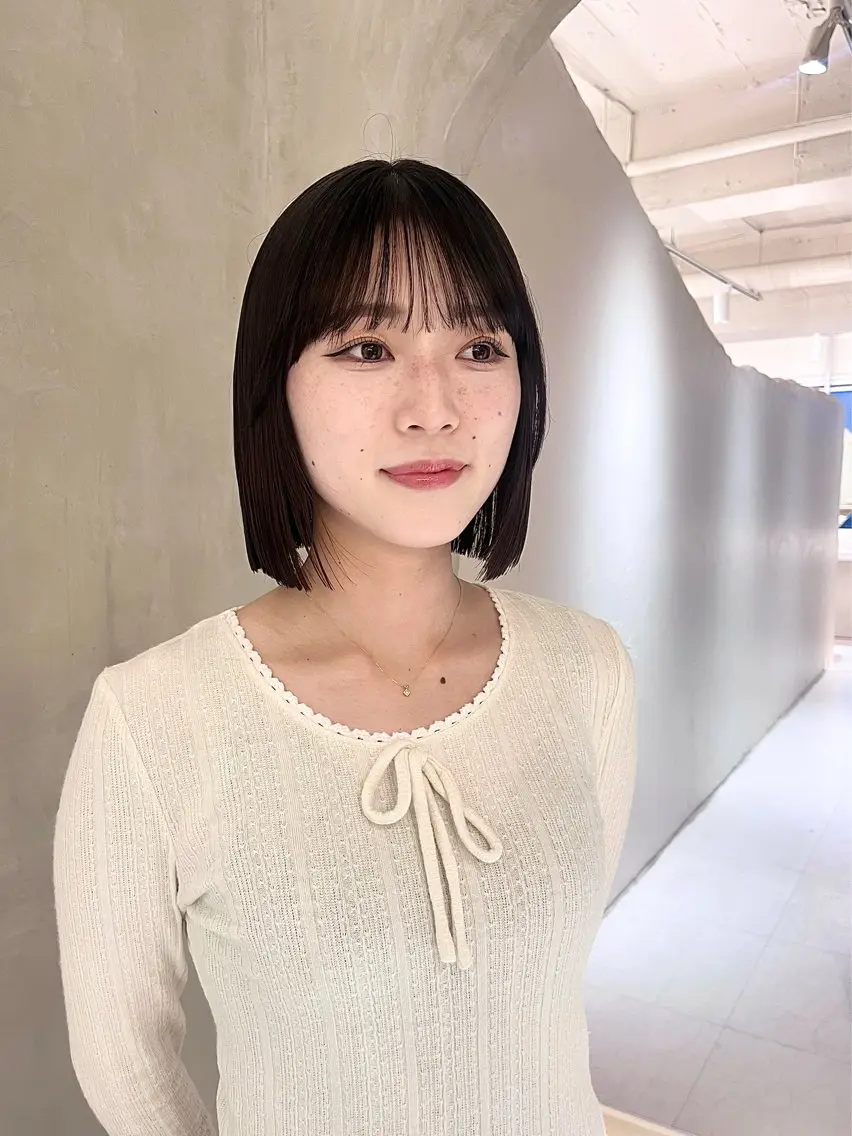 ミディアム カット 縮毛矯正 トリートメント 切りっぱなしボブ/ 艶カラー/綾莉のヘアスタイル