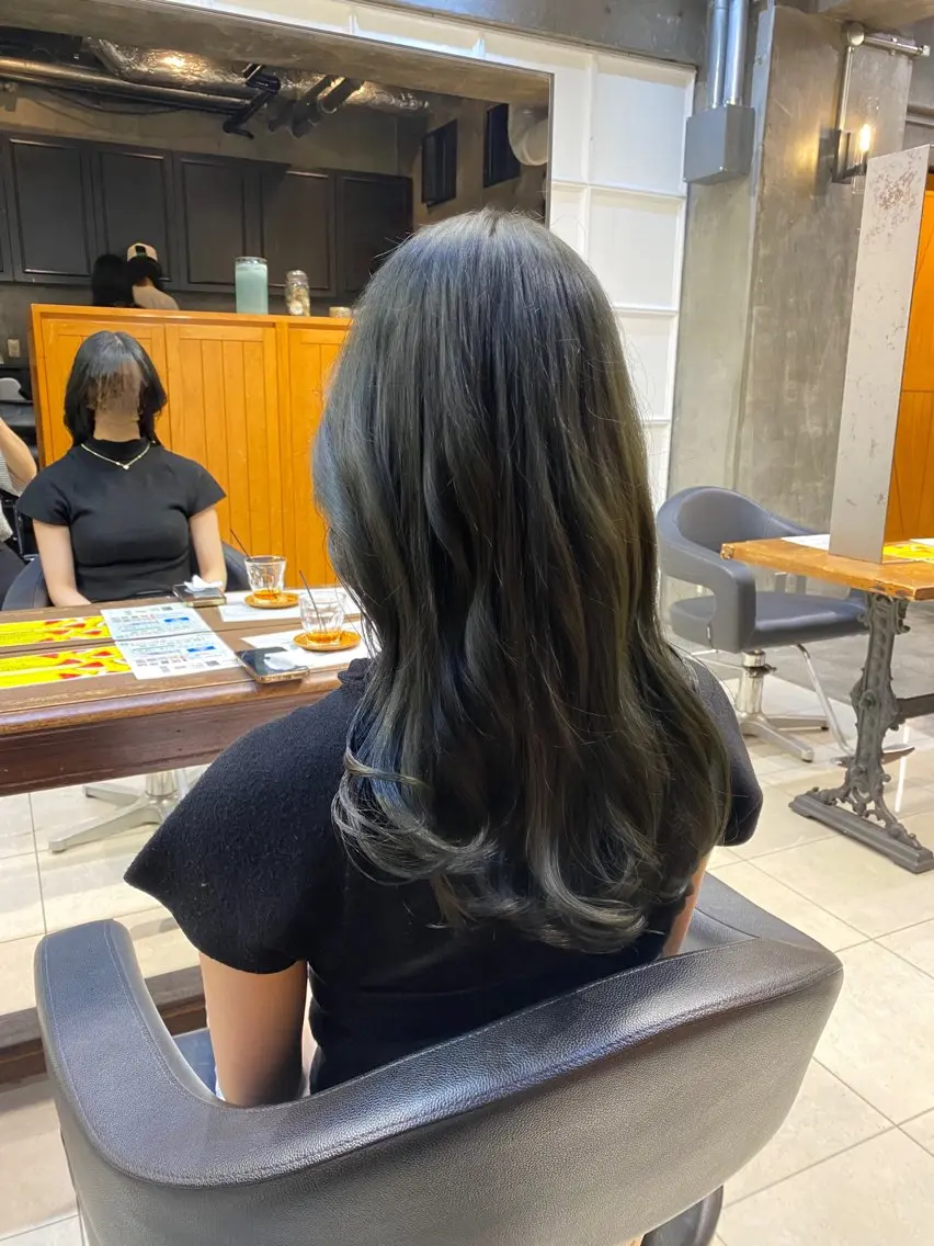 セミロング カラー ブリーチ ダブルカラー ブリーチなしカラー オリーブグレー カット ヘアカラー 透明感カラー🌿 グレージュ🐺陽介のヘアスタイル