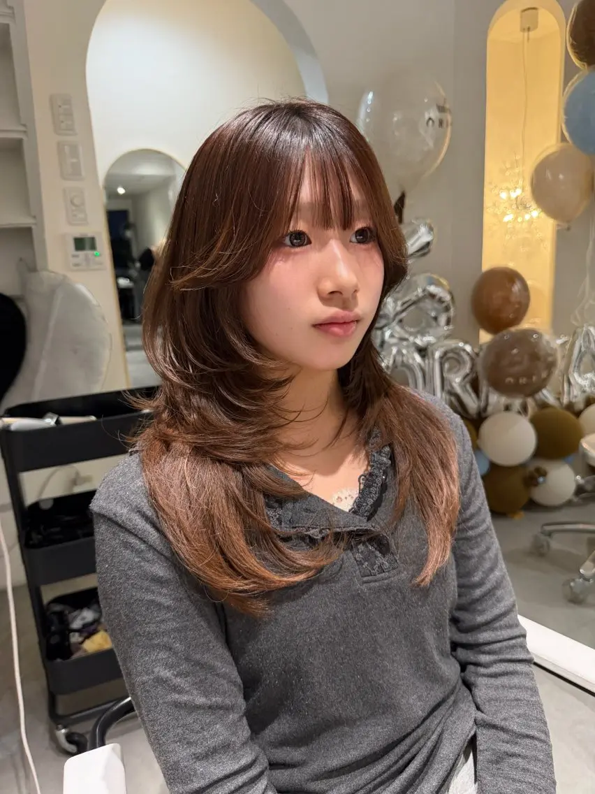 セミロング レイヤーカット 岡崎 睦のヘアスタイル