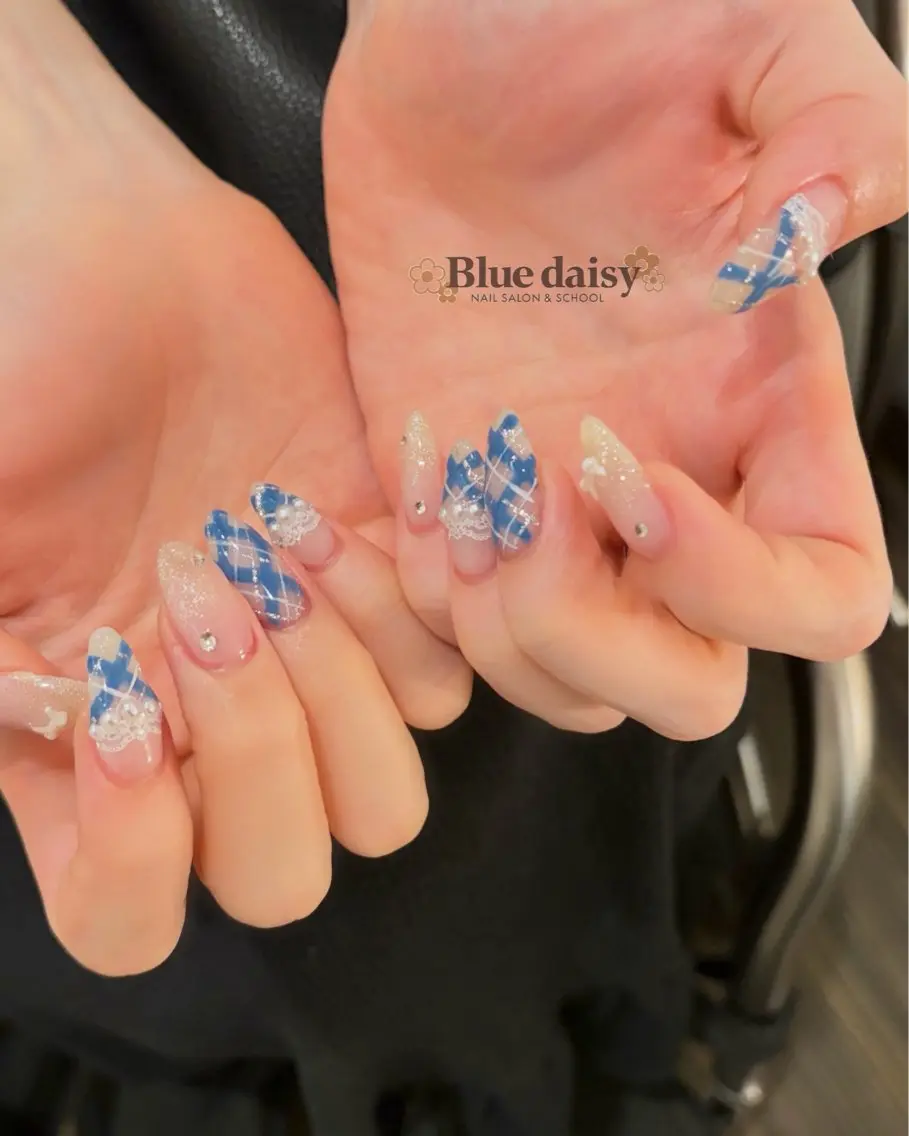 ネイル ブルー ガーリー キラキラネイル レース ラメ(グリッター) ハンドネイル Blue daisy 栄本店のネイルデザイン