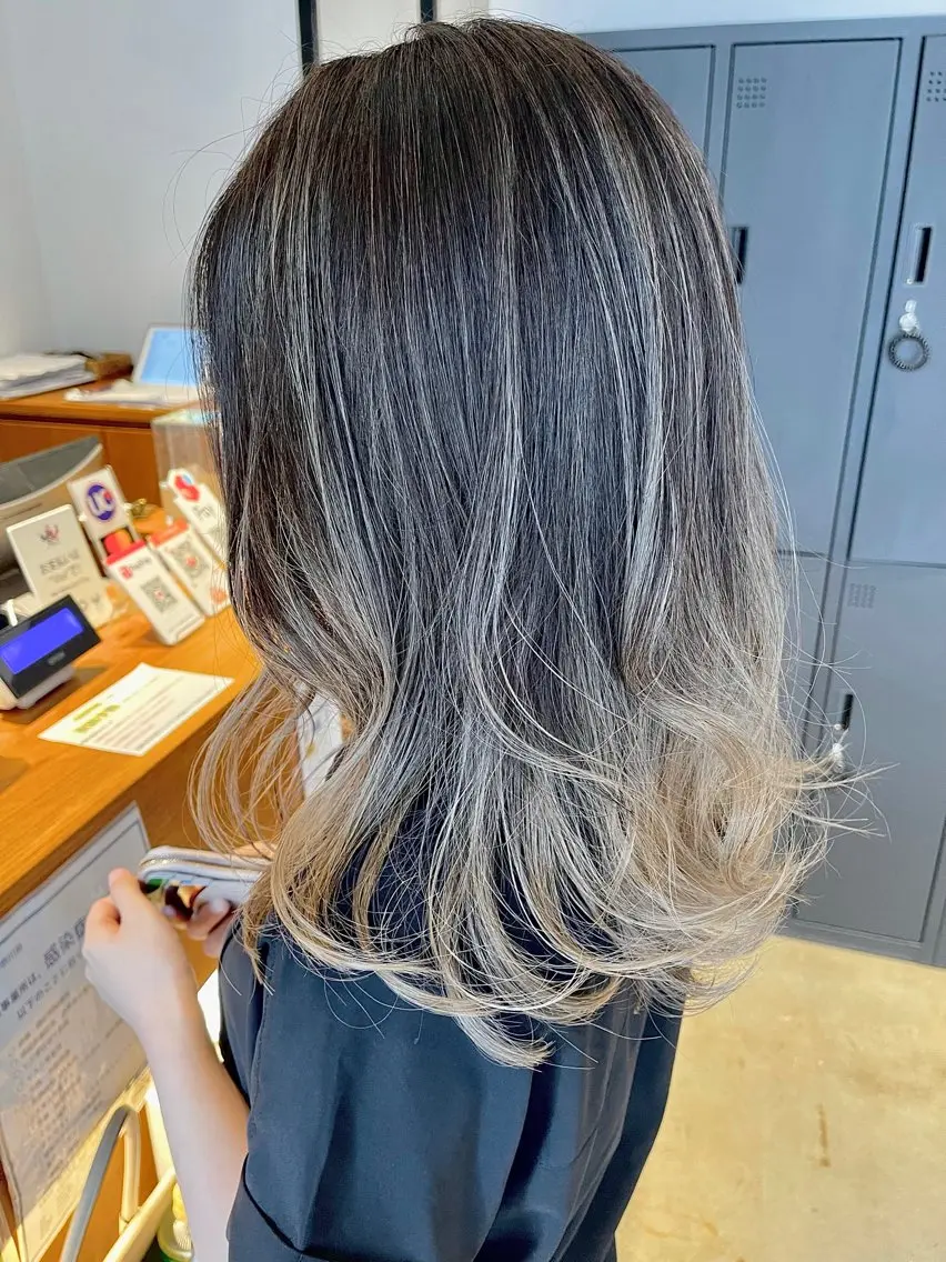 セミロング カラー バレイヤージュ レイヤーカット カット ヘアカラー トリートメント ショートヘア💫 ハイトーン西田拓馬のヘアスタイル