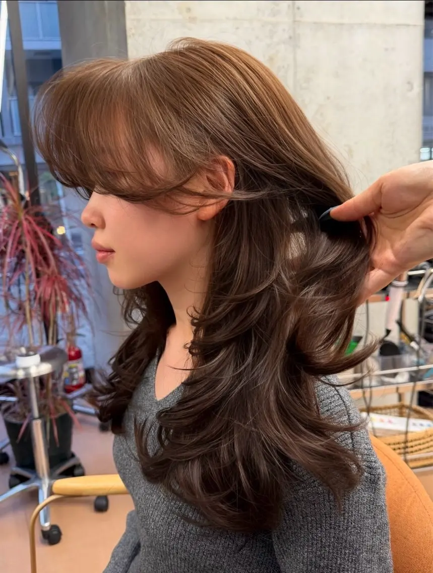 セミロング チョコレートブラウン レイヤーカット カット ヘアカラー Miho/海外レイヤ ー/バタフライカットのヘアスタイル