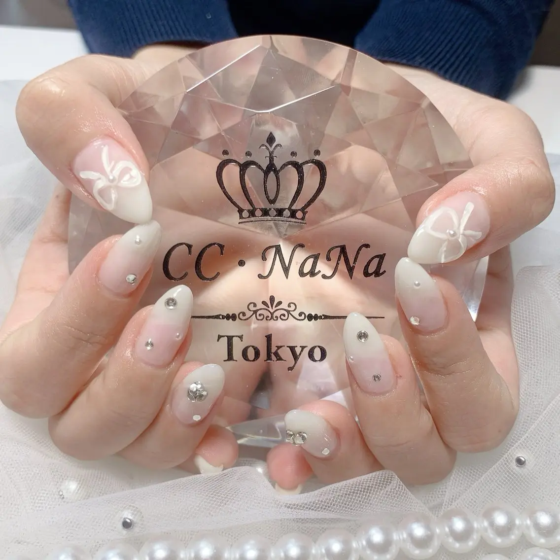 ネイル アートネイル 持ち込み リボン ホワイト ハンドネイル 💎CC・NaNa 韓国風ネイル🌙Cのネイルデザイン