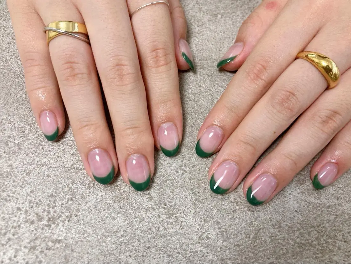 ネイル フレンチネイル グリーン mogunail &blowのネイルデザイン