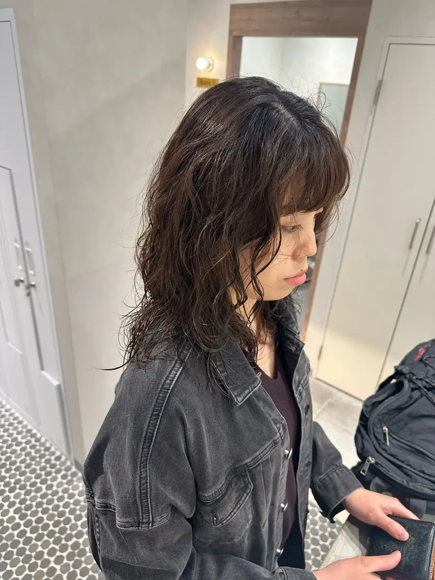 セミロング パーマ セミロングパーマ スパイラルパーマ 俵 知広のヘアスタイル
