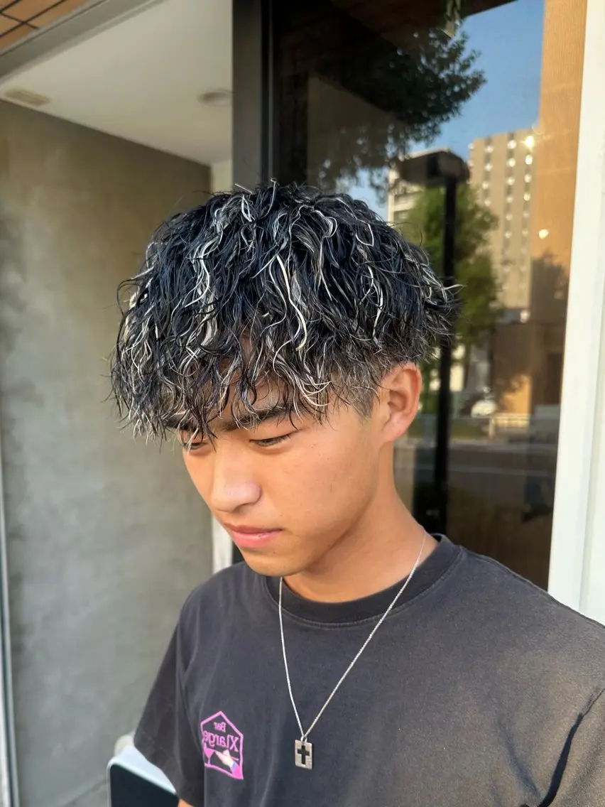 ショート カラー パーマ メンズ メンズハイライト メンズパーマ ハイライトカラー ハイライト カット ヘアカラー パーマ ハヤシカズキ/カラー ✂/メンズパーマのヘアスタイル