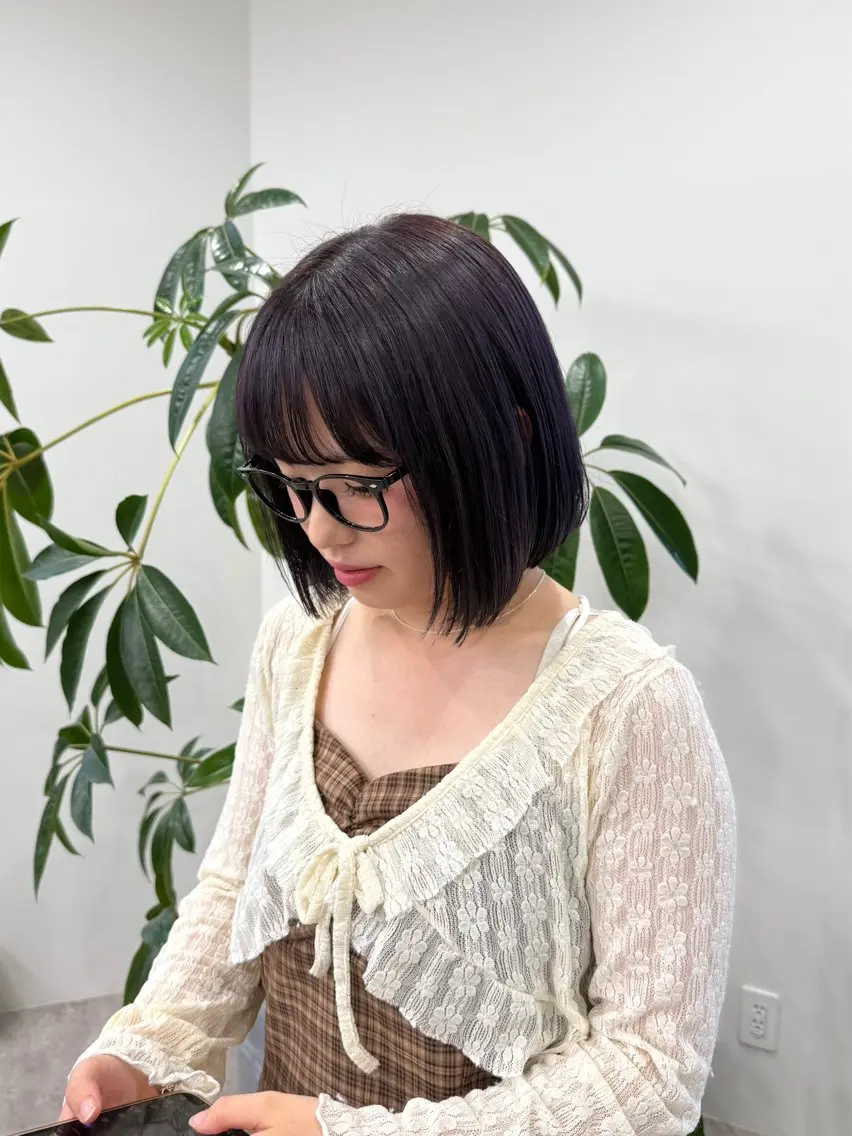 ミディアム カラー グレージュ ラベンダーカラー ラベンダーグレージュ ラベンダーグレー ボブ カット ヘアカラー 縮毛矯正 トリートメント azumi/グレー ジュ/オリーブ/縮毛のヘアスタイル