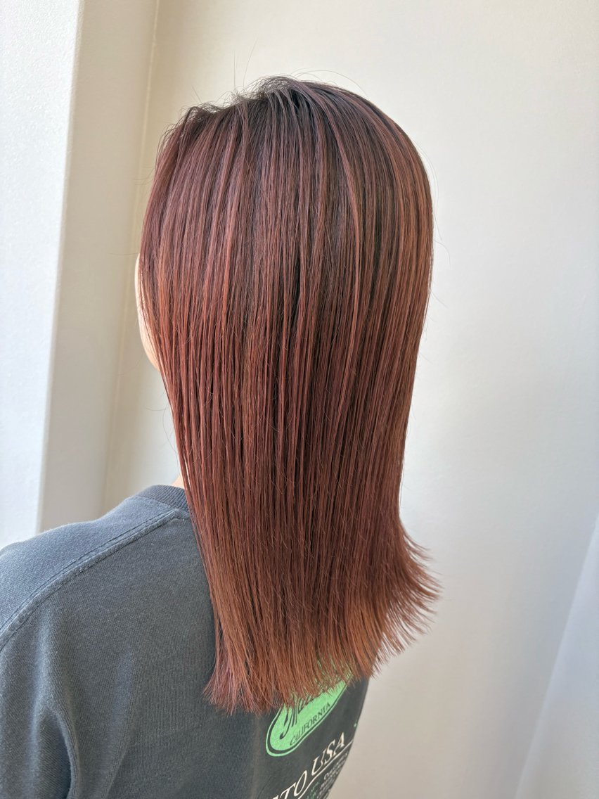 ミディアム カラー バレイヤージュ ピンクカラー レッドカラー レイヤーカット カット ヘアカラー トリートメント SHAFT Ieiriのヘアスタイル