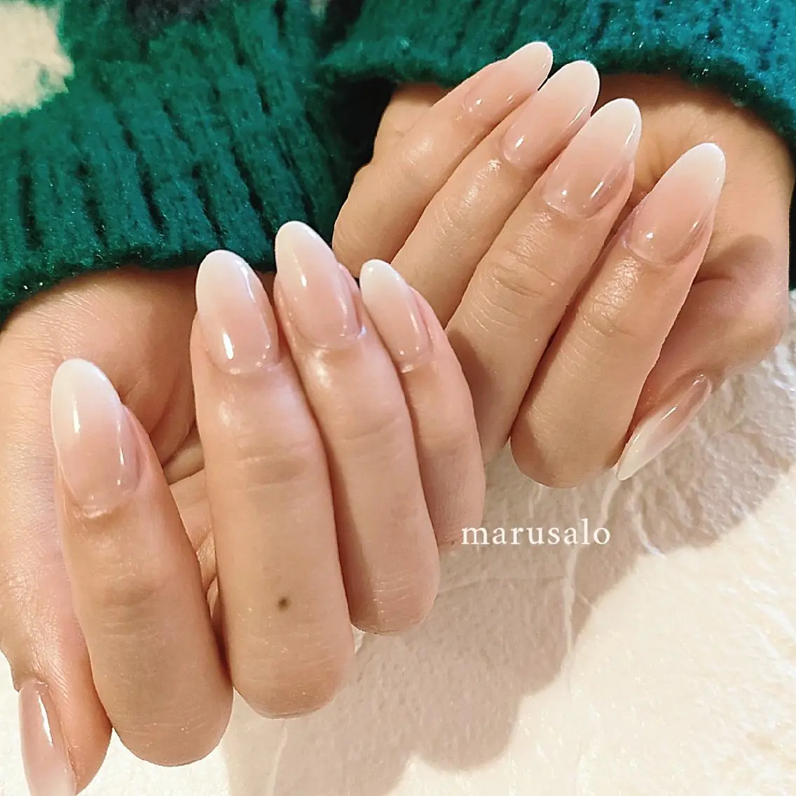 ネイル グラデーション オフィスネイル シンプルネイル 春ネイル ホワイト ハンドネイル marusalo nailのネイルデザイン