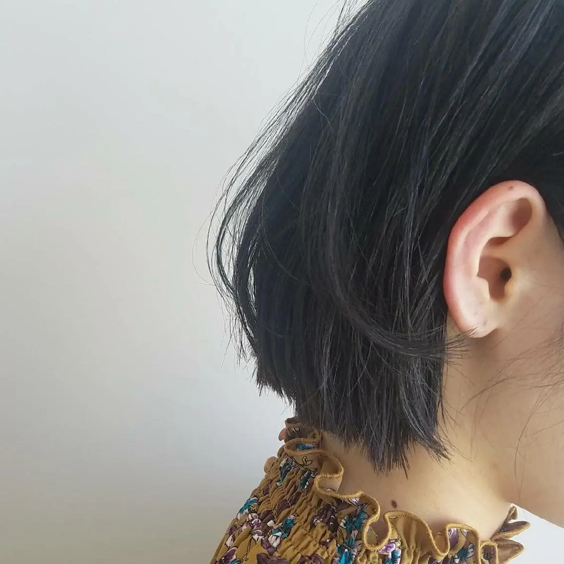 ショート カラー 黒髪 ブルーカラー ブルーブラック ボブ iplus　眉毛と まつげパーマ専門店のマツエク・マツパデザイン
