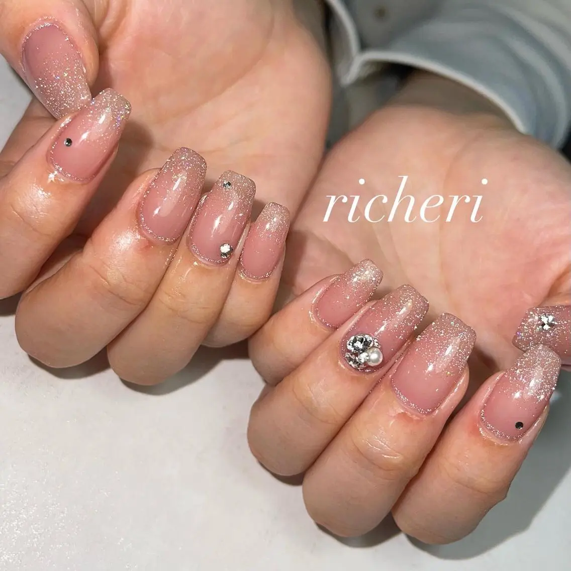 ミディアム ネイル 韓国風ヘア フラッシュネイル フラッシュマグ フレンチネイル ジェルネイル ハンドネイル richeri beautyのネイルデザイン