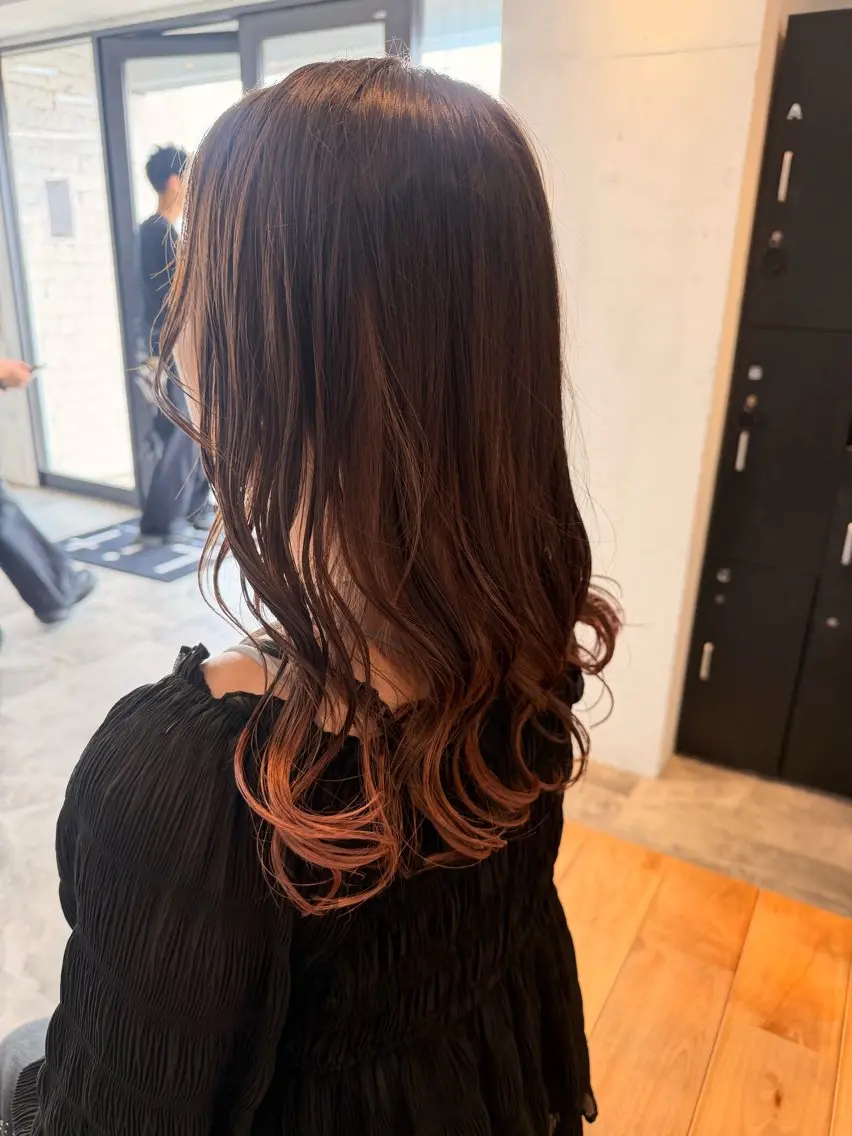 セミロング ヘアカラー 縮毛矯正🐼暖色 根本侑季のヘアスタイル