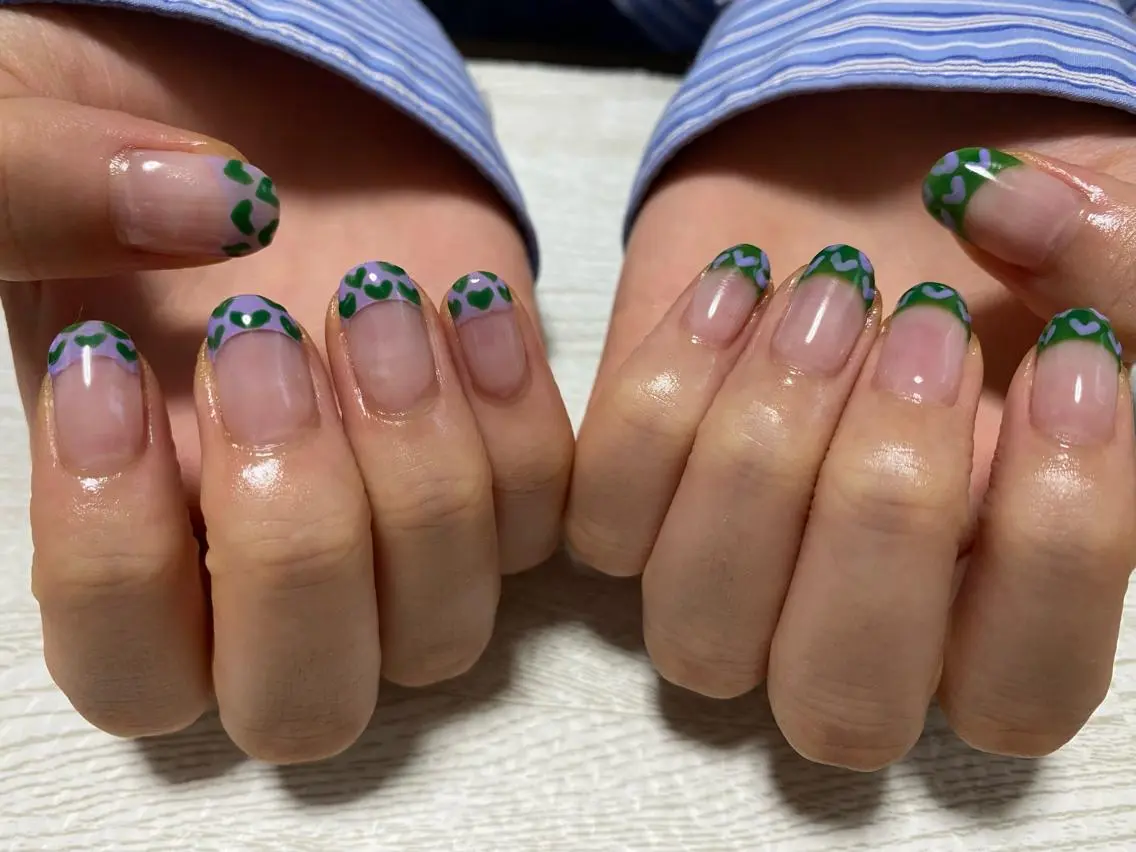 ネイル フレンチネイル グリーン ハート パープル ハンドネイル Ulu Nail 🌱MOMOKAのネイルデザイン