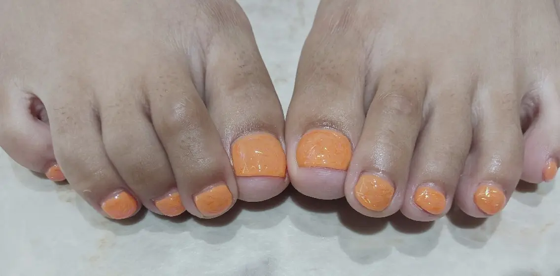 ネイル キラキラネイル オレンジ フットネイル いとう えみりのネイルデザイン