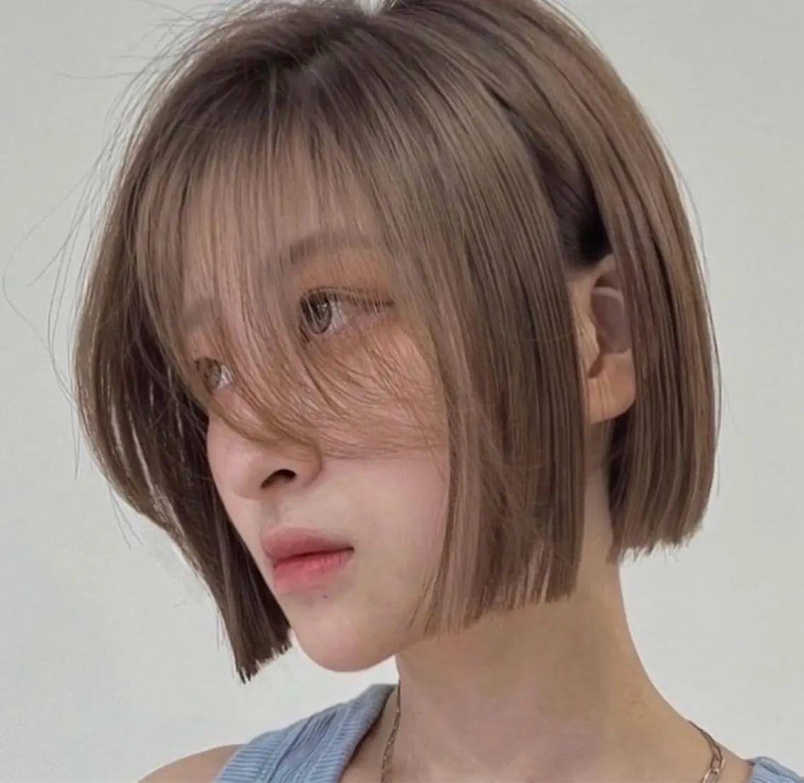 ショート カラー ベージュカラー 透明感カラー ハイトーンカラー ボブ カット MOE 透明感カラーのヘアスタイル
