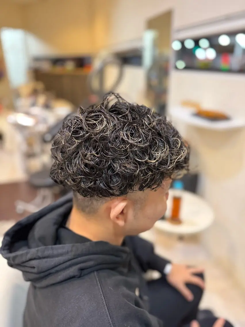 ショート パーマ メンズ メンズハイライト スペインカール ハイライト カット パーマ トリートメント 長屋 裕也のヘアスタイル