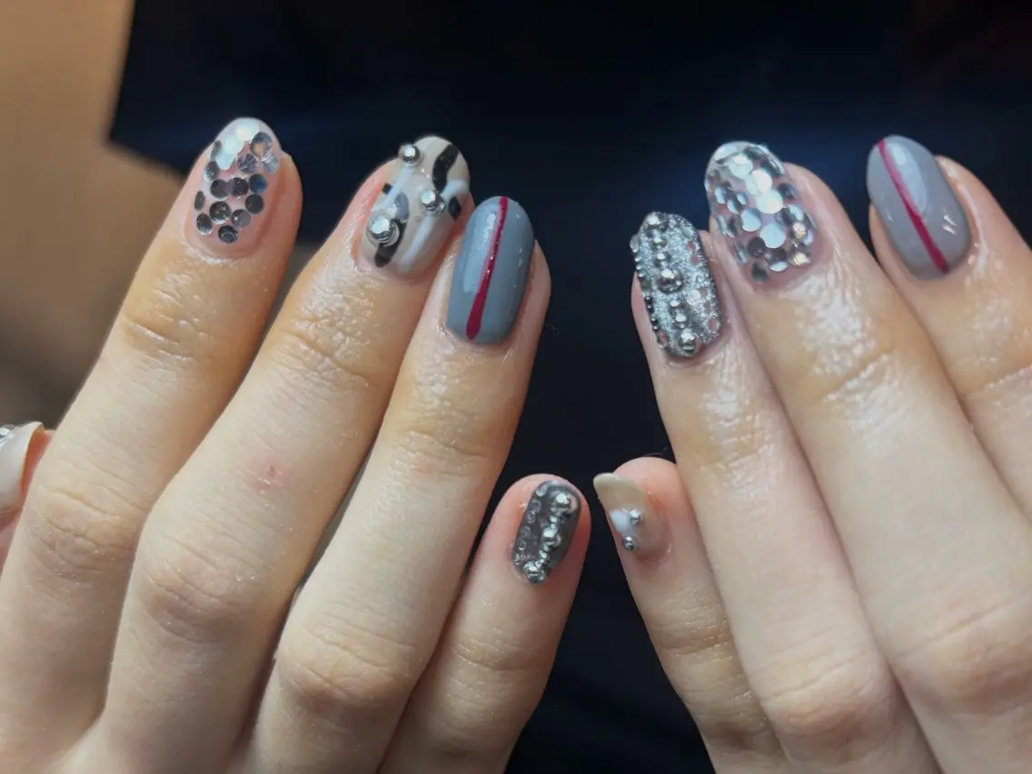 ネイル アートネイル ボルドー ホログラムネイル シルバー ハンドネイル D.d nail Rina✨のネイルデザイン