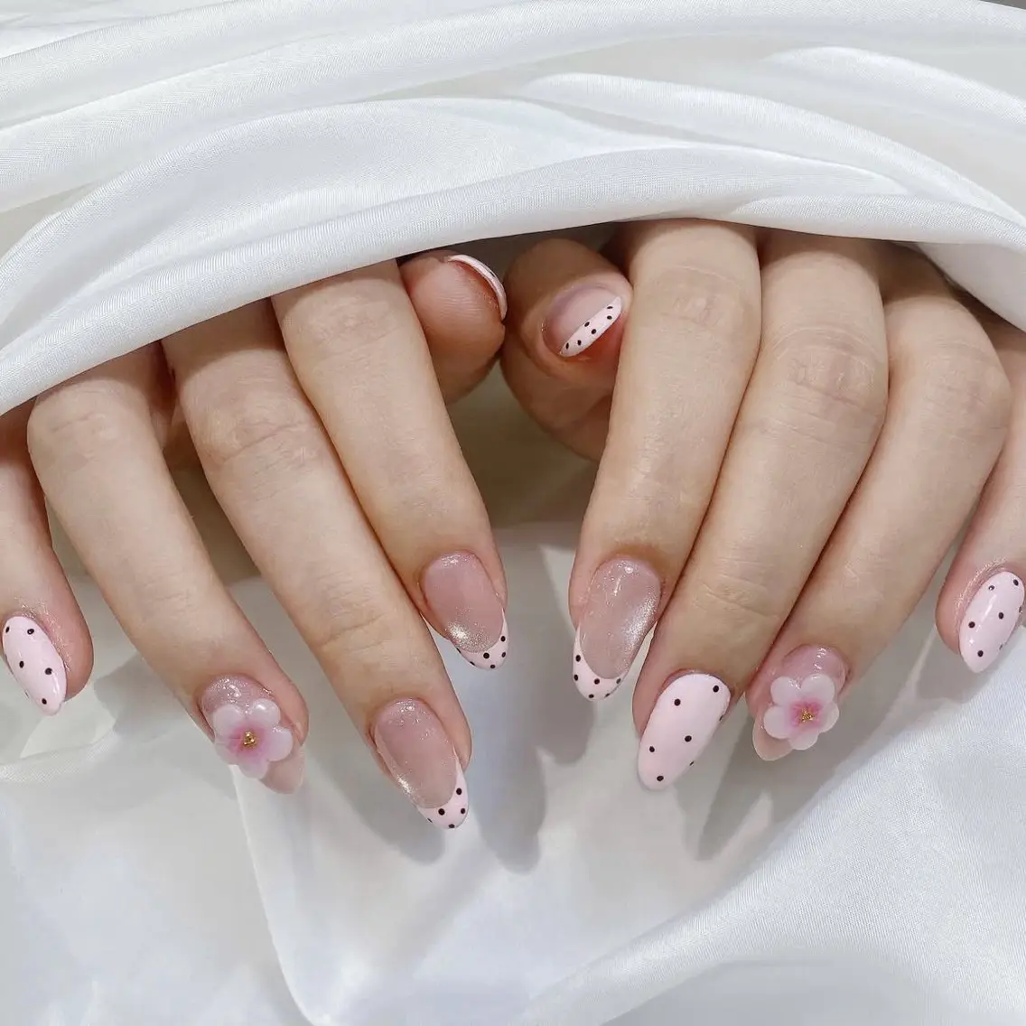 ネイル チークネイル ドット フレンチネイル グラデーション 韓国ネイル ハンドネイル Minette nailrinrinのネイルデザイン