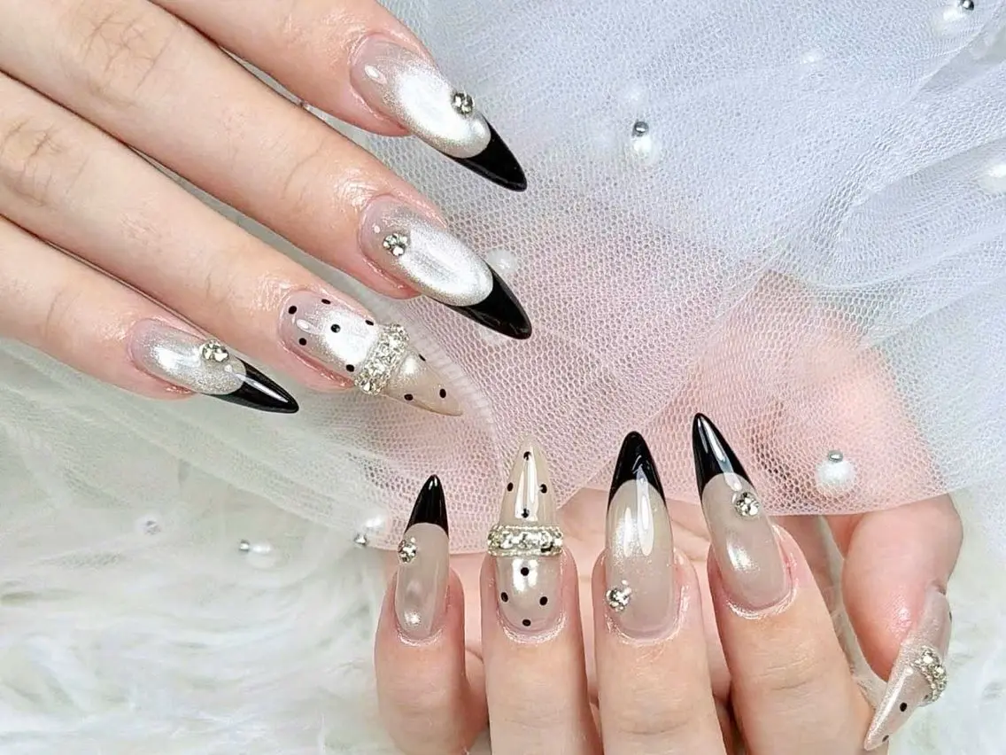 ネイル アートネイル ボルドー フレンチネイル ジェルネイル 氷ネイル・うるうるネイル ハンドネイル Julie NailSalonのネイルデザイン
