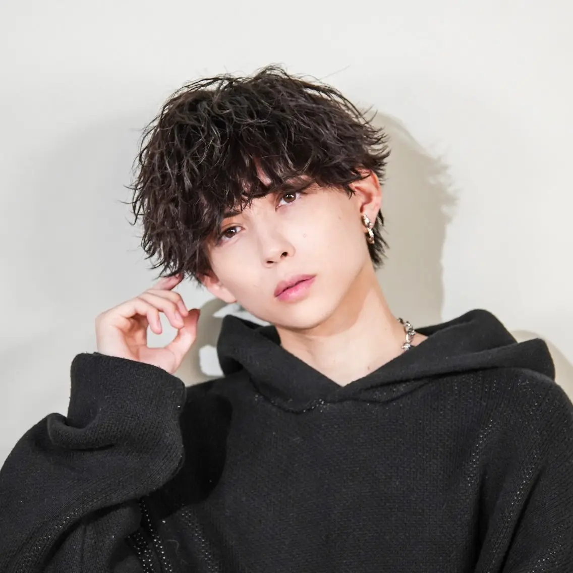 ショート カラー パーマ メンズ 黒髪 カット パーマ 🔥メンズ極🔥韓国 シャドウ/波巻き柿崎のヘアスタイル
