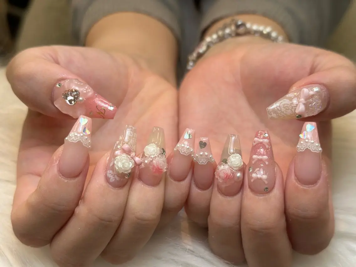 ネイル チークネイル ドット フレンチネイル グラデーション 韓国ネイル ハンドネイル Lisa Nail Salonのネイルデザイン