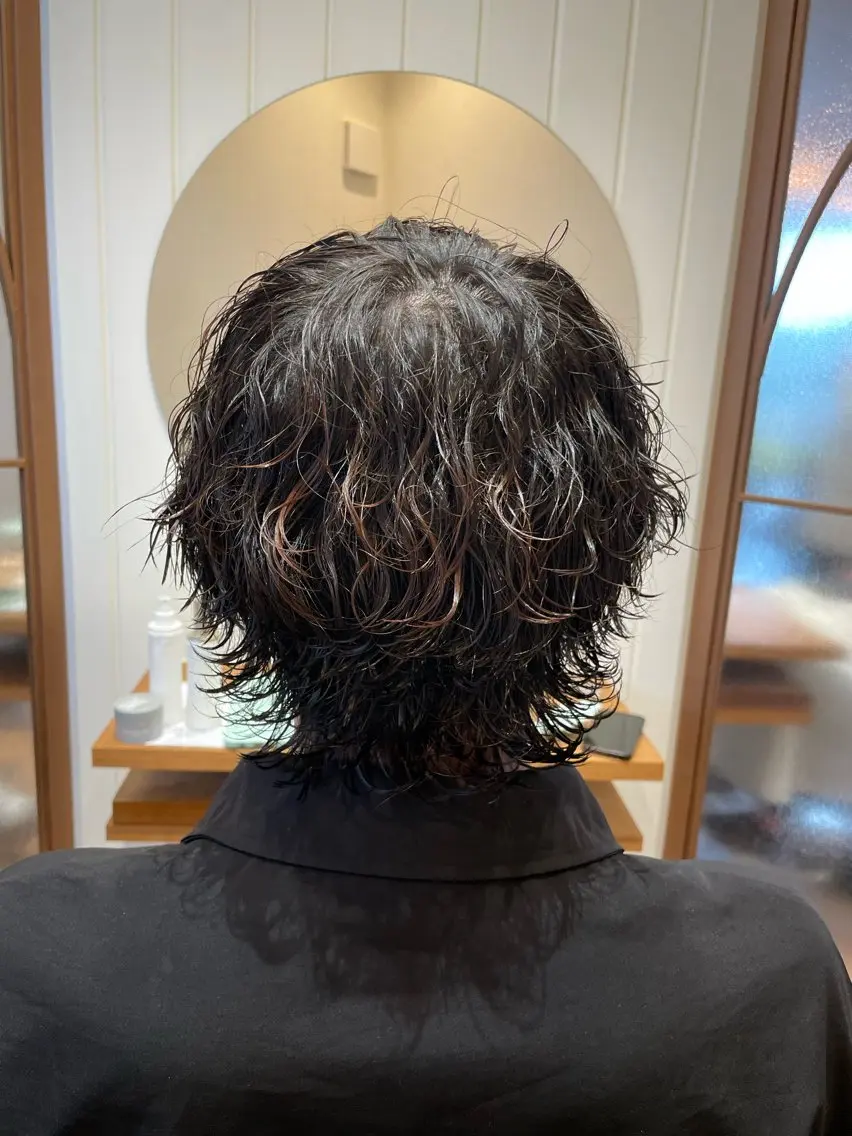 パーマ メンズ マッシュウルフ マッシュ メンズパーマ 波巻きパーマ メンズウルフカット 古山 幹太のヘアスタイル