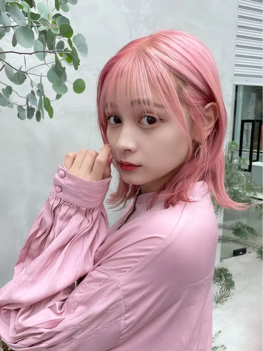 ミディアム カラー ブリーチ ピンクカラー ホワイトピンク ボブ レイヤーカット カット ヘアカラー トリートメント 推しカラー オタク美容師 山本のヘアスタイル