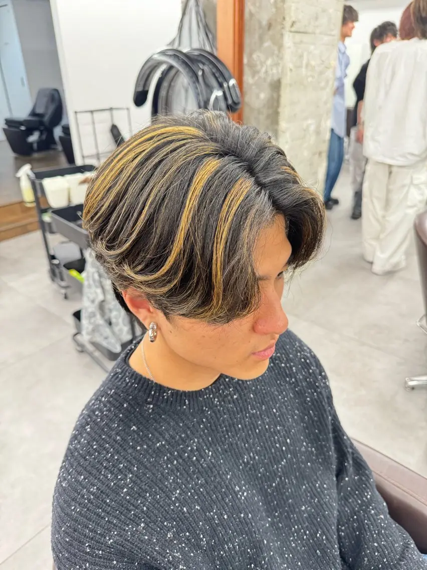 カラー メンズ センターパート メンズハイライト デザインカラー ハイライトカラー カット ヘアカラー 並木 政太郎のヘアスタイル