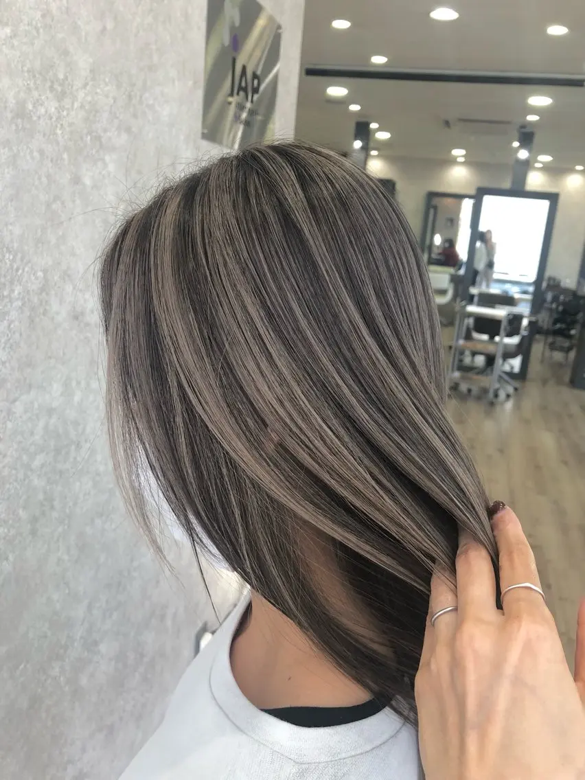 ロング ハイライト レイヤーカット 飛田 由貴のヘアスタイル