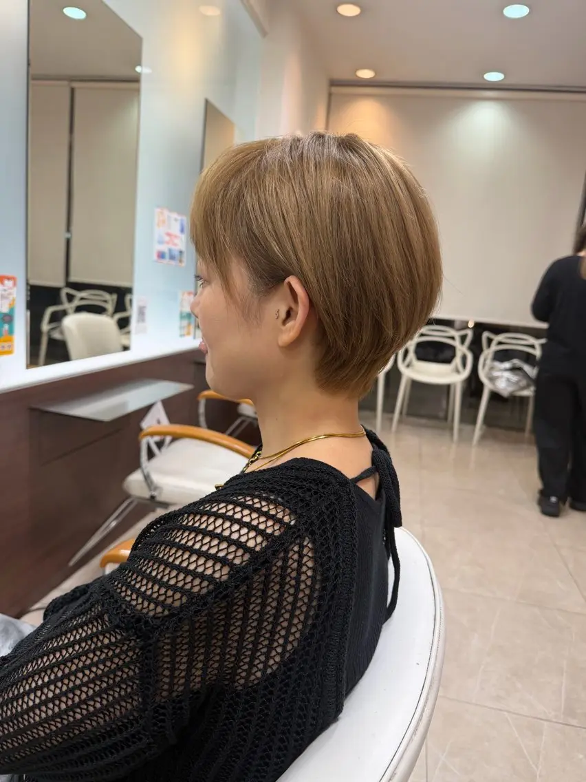 ショート moe  美髪矯正 ツヤツヤストレートのヘアスタイル
