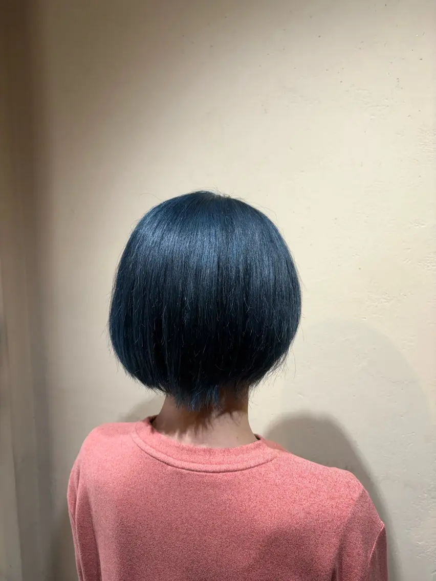 ショート カラー ブリーチ ブルーカラー ヘアカラー トリートメント saya (サヤ)のヘアスタイル