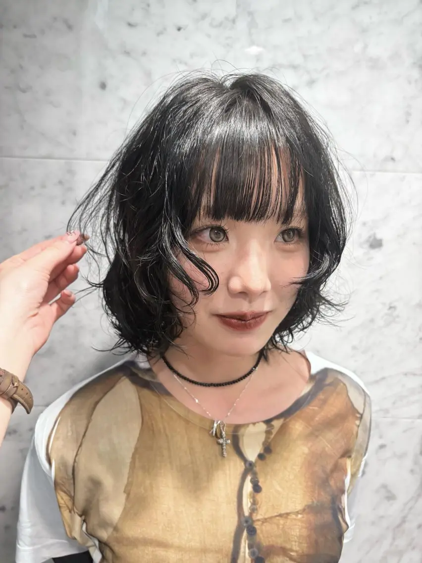 ショート カラー パーマ 渋谷｜透明感カラー 🫧🤍｜rinaのヘアスタイル