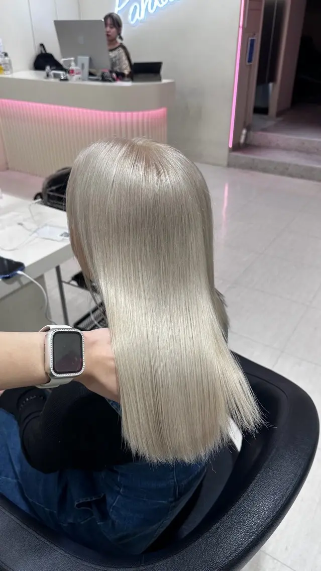 セミロング ヘアカラー トリートメント ️🫧 AINE 🫧ハイトーンカラーのヘアスタイル