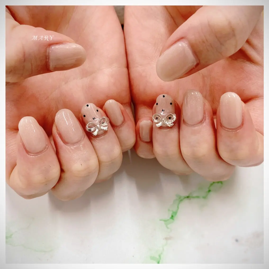 ネイル ドット ニュアンスネイル ワンカラーネイル リボン Mary nail .narumiのネイルデザイン