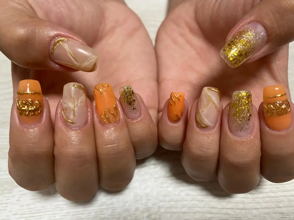 ネイル キラキラネイル オレンジ 夏ネイル ハンドネイル Ulu Nail 🌱MOMOKAのネイルデザイン