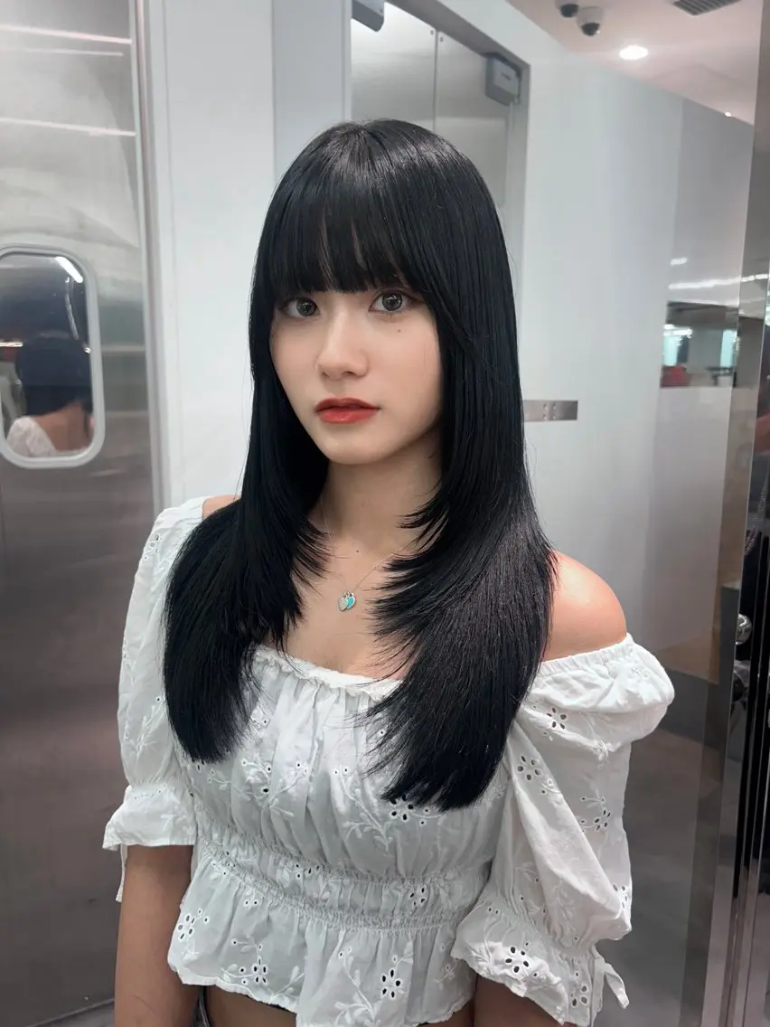 ロング くびれヘア レイヤーカット Hinata🛸 ハイトーン美容師のヘアスタイル