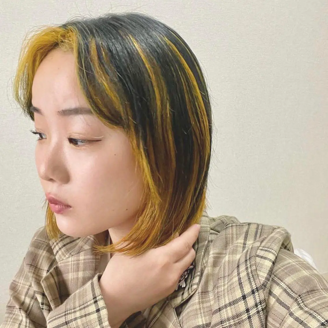 ミディアム イエローカラー 前田 菜奈子のヘアスタイル