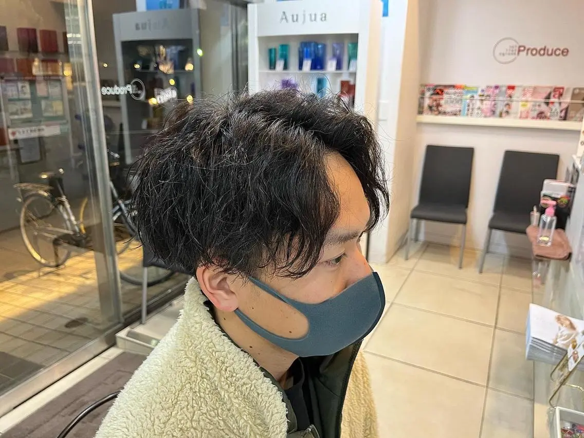ミディアム パーマ メンズ センターパート カット パーマ 韓国メンズヘア/ 毛流れヘア　須田龍世のヘアスタイル