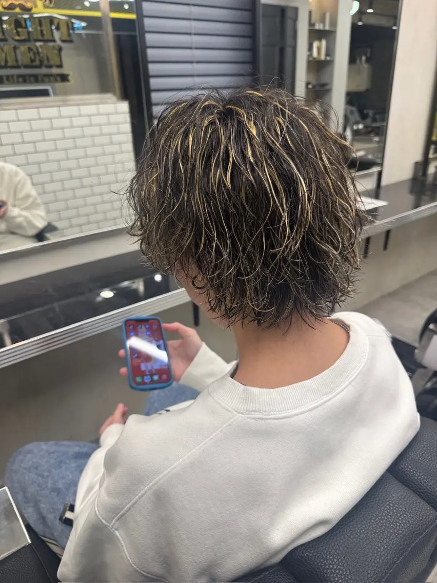 ミディアム カラー パーマ メンズ ミディアムパーマ メンズメッシュ メンズパーマ メッシュ ショートスタイル RYOSUKEのヘアスタイル