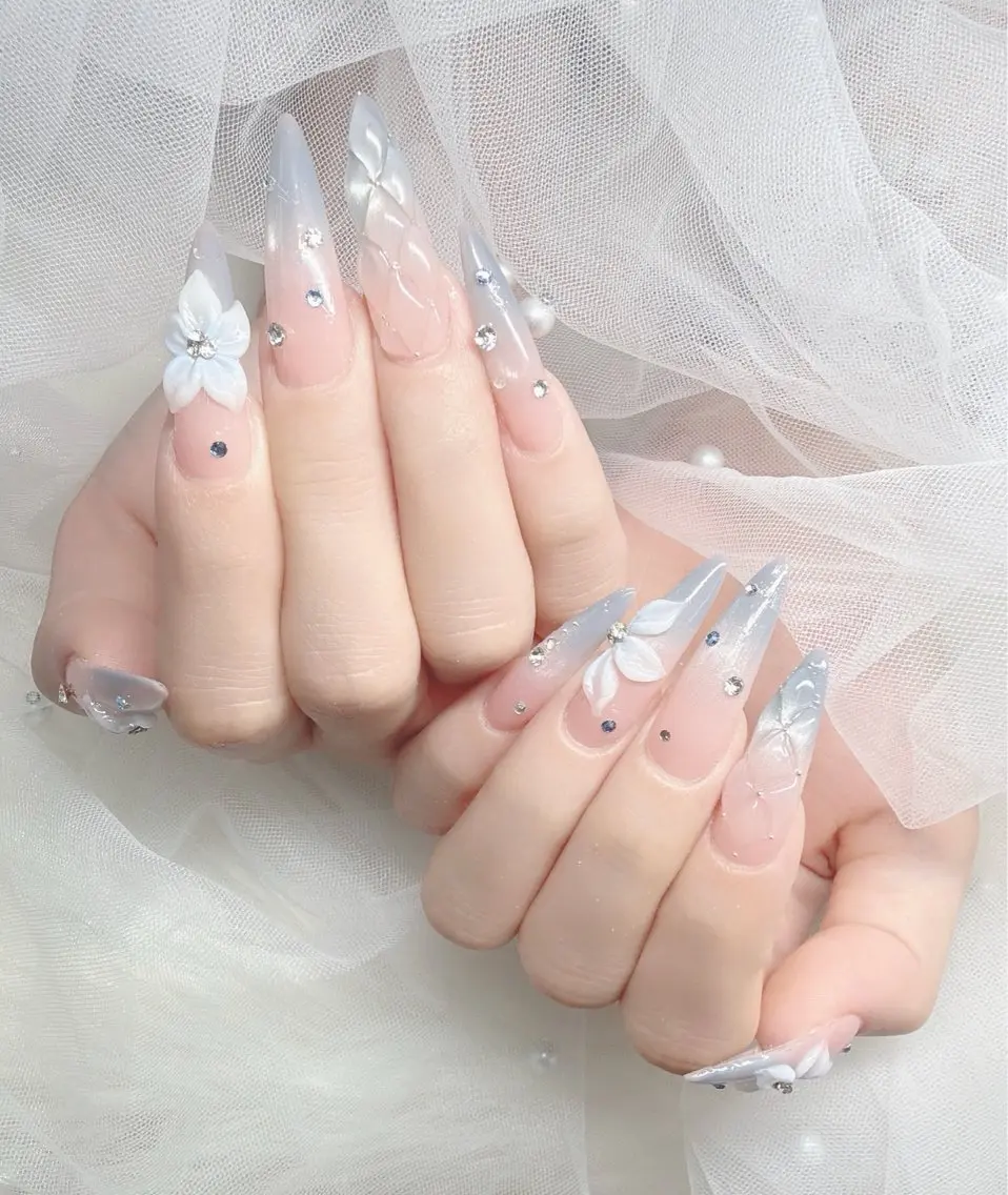 ネイル アートネイル オーロラネイル ボルドー チークネイル フレンチネイル ハンドネイル Sakura Nail Salonのネイルデザイン