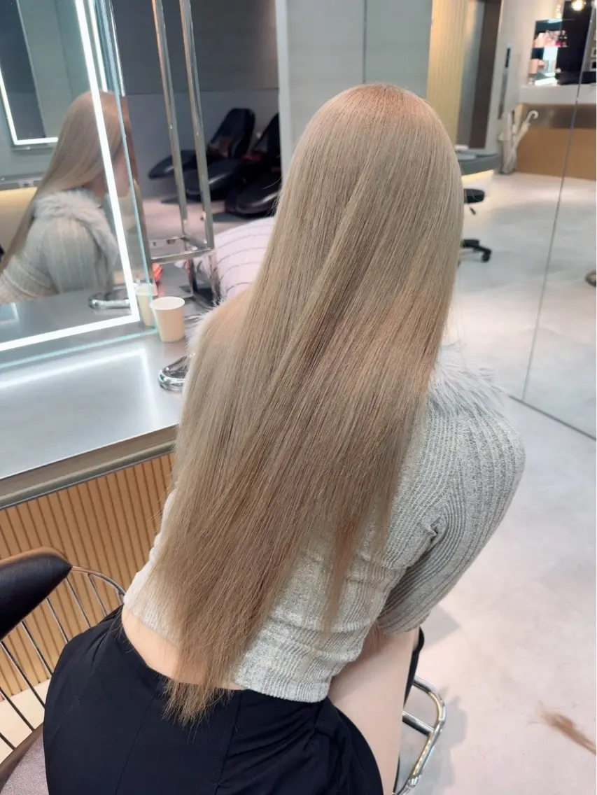 ロング カラー ヘアカラー みのりハイトーン デザインカラーのヘアスタイル