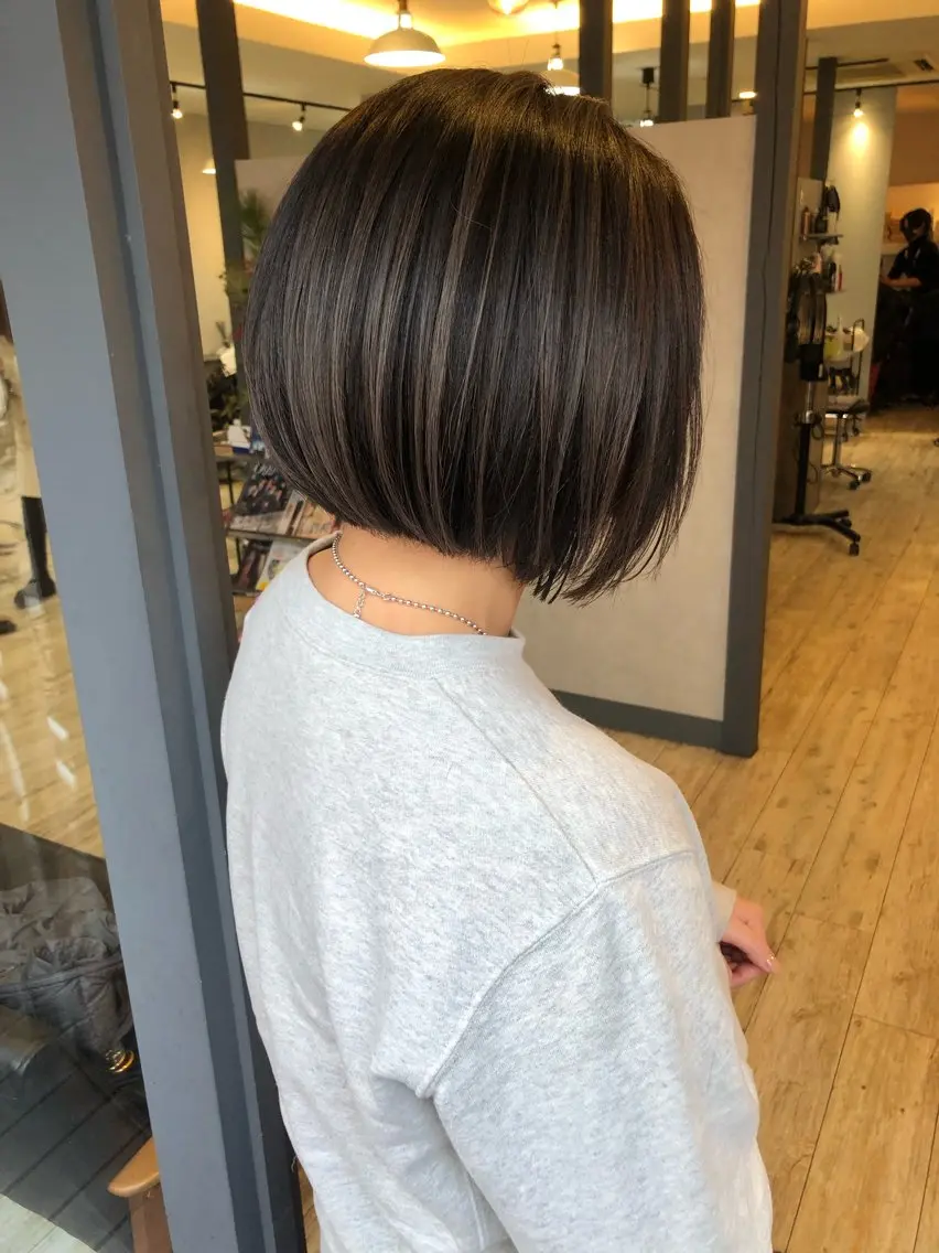 ショート カラー バレイヤージュ グレージュ ボブ レイヤーカット レイヤーブリーチ特化 ホワイト専門/岸のヘアスタイル
