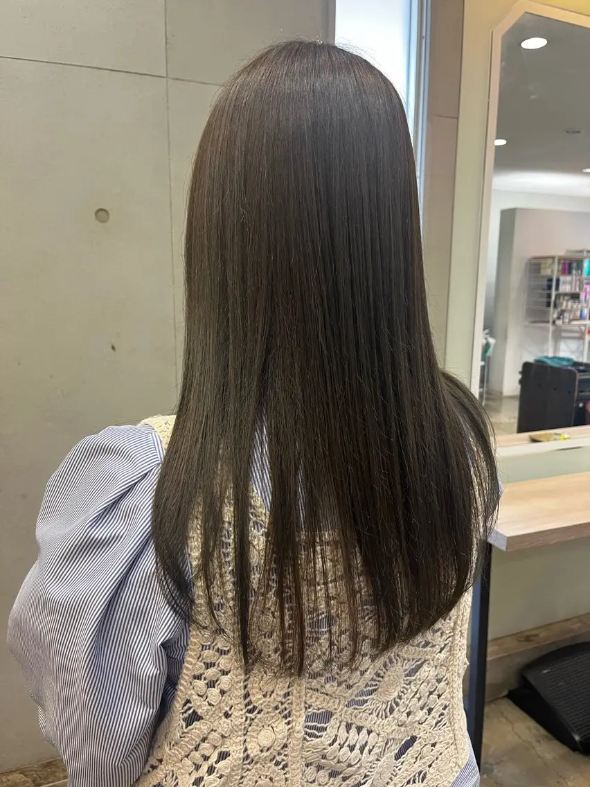 ミディアム アッシュ おせ ちさとのヘアスタイル